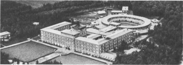 Luftaufnahme der 1931 eröffneten Rheumaheilstätte Bad Bramstedt: Ein großzügiges und ästhetisch wirkendes Bauwerk.