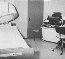 Gamma-Kamera mit Untersuchungs- tisch (links) und Meß­wertverarbeitung (Rechner, rechts) zur Durchführung nukle­armedizinischer Untersuchungen (Isotopen-Diagnostik) des Skeletts, der Gelenke, der inneren Organe sowie des Gehirns