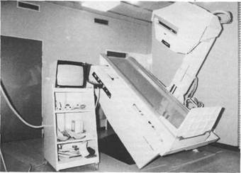 Gamma-Kamera mit Untersuchungs- tisch (links) und Meß­wertverarbeitung (Rechner, rechts) zur Durchführung nukle­armedizinischer Untersuchungen (Isotopen-Diagnostik) des Skeletts, der Gelenke, der inneren Organe sowie des Gehirns