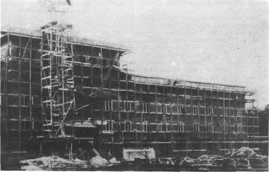 Ganz Bad Bramstedt nahm an dem großen Bau der Rheumakeilstätte 1930 teil. Ein so gewaltiges Vorhaben war in der Rolandstadt noch nie verwirklicht worden. 2,7 Millionen Steine wurden für den Bau benötigt, teilten die „Bramstedter Nachrichten" mit, 134 Meter betrug die Ge­samttiefe des Bauwerks