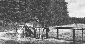 Pumpe auf der Brunnenwie­se. Gastwirt Heinrich Fick ließ 1911 hier einen Brunnen bohren. Das gewonnene Was­ser fand als „Roland-Sprudel" starken Absatz