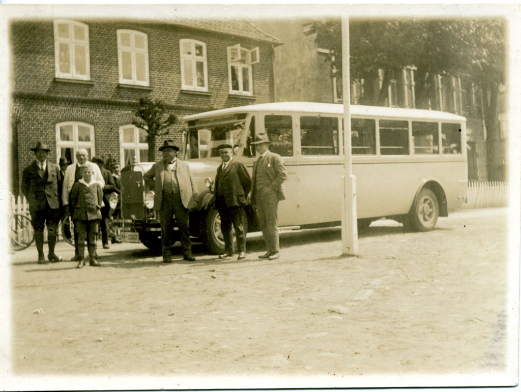 Magirus-Bus vor dem "Wappen" (noch ohnen Veranda) am Bleeck in Bad Bramstedt. Bildmitte Wirt Langhinrichs