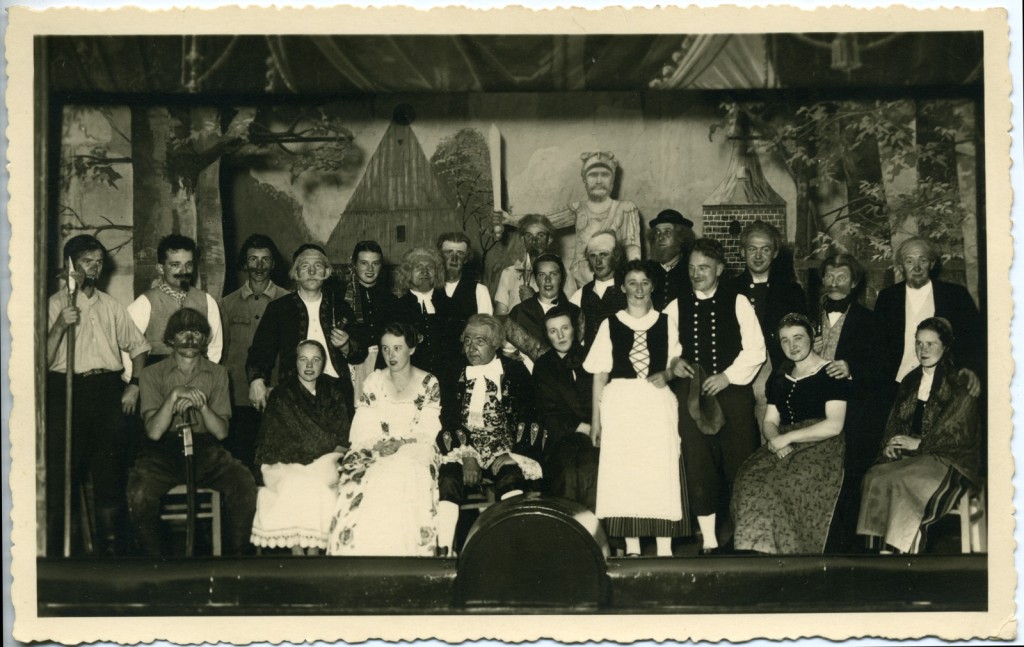 Ensemble der Aufführung "Edelmann un Buern" 1938