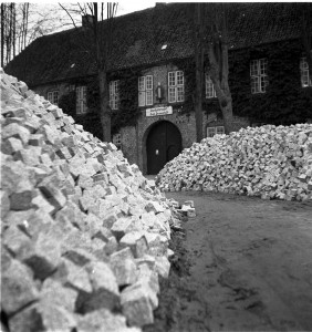 Bleeck, Schloß um 1940. Die Lagerung der Steine für die Erneuerung der Reichsstraße dauerte mehrere Jahre.